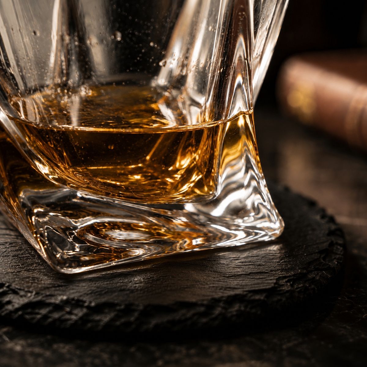 Skręcona szklanka z whisky z bliska