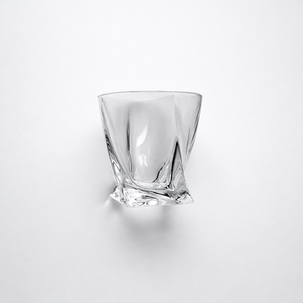 Skręcona szklanka do whisky o unikalnej formie – nowoczesny detal z linii Sunrise Elegance Quattro do Twojej jadalni.