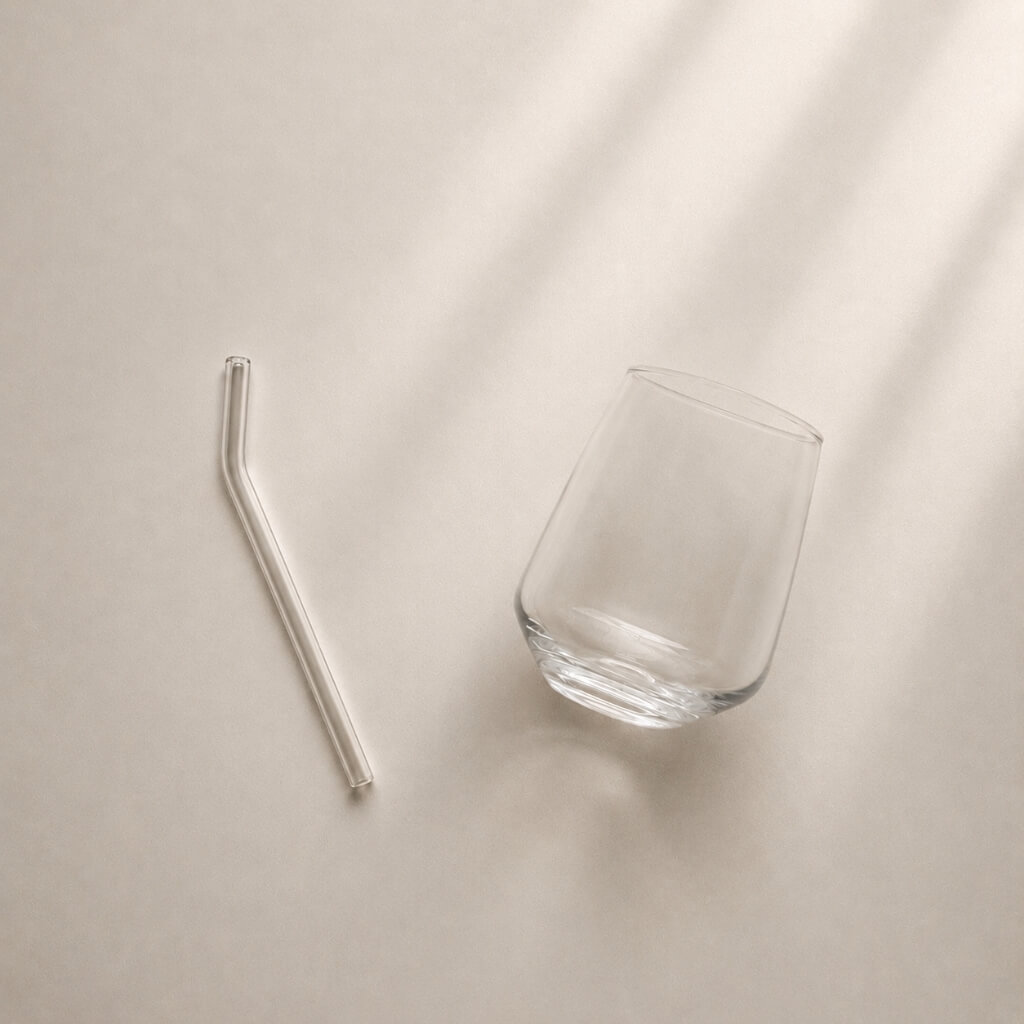 Pojedyncza szklanka tumbler 350ml ze szklaną słomką wielorazową z zestawu Sunrise & Luna Quattro - Love+ – minimalistyczny detal na stole.