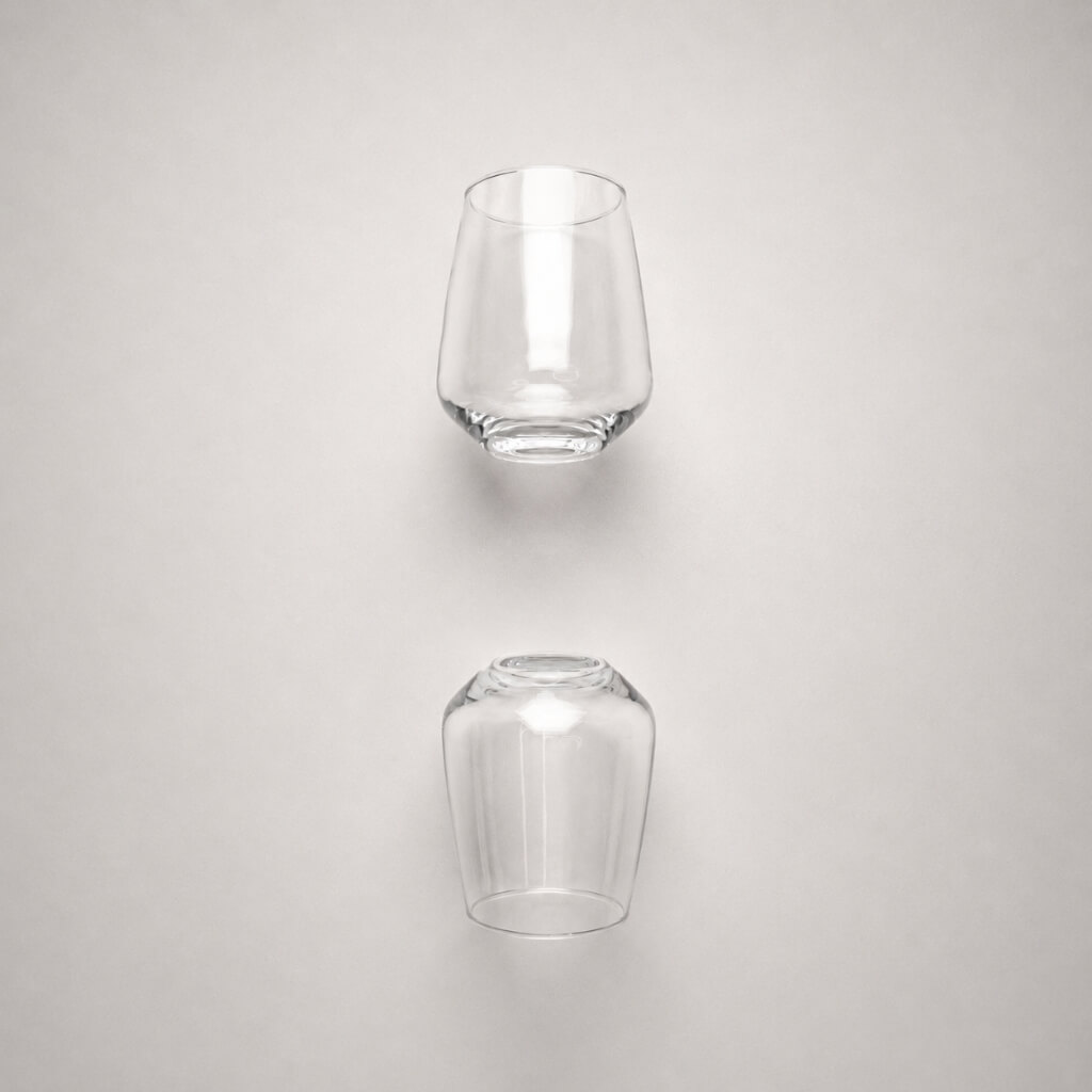 Komplet 2 eleganckich szklanek typu tumbler Sunrise Elegance Glasses Duo Love, stanowiący doskonały prezent dla pary na rocznicę lub romantyczne wieczory przy wspólnej kawie i napojach.