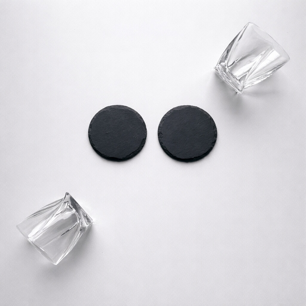 Zestaw Sunrise & Luna Duo – komplet 2 skręconych szklanek do whisky i 2 okrągłych podstawek łupkowych na prezent.